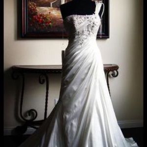 Beautiful Maggie Sottero wedding dress Never Worn